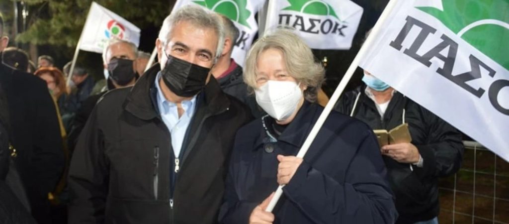 Η «εκλεκτή» του ΣΥΡΙΖΑ Α.Λινού με σημαία ΠΑΣΟΚ και δηλώνει: «Είμαι Γιώργος Παπανδρέου»
