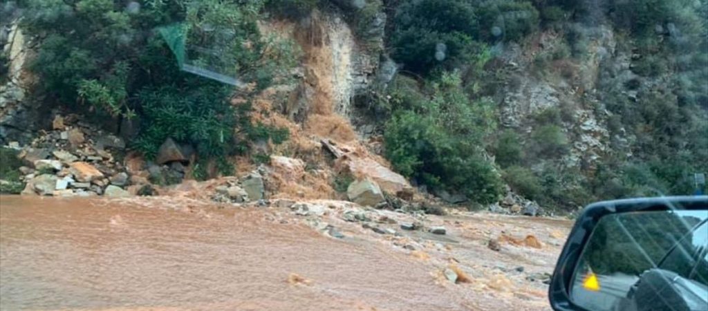 Διακόπτεται η κυκλοφορία στον επαρχιακό δρόμο Αλεποχωρίου-Σχίνου λόγω της πλημμύρας