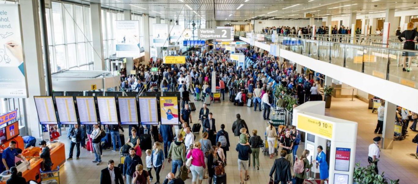 Συναγερμός στο αεροδρόμιο του Άμστερνταμ – Θετικοί στον κορωνοϊό επιβάτες πτήσεων από τη Νότια Αφρική