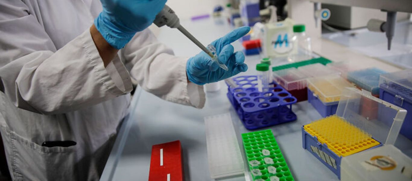 Βρετανός ειδικός: «Η μετάλλαξη Omicron δεν θα οδηγήσει σε επανεκκίνηση της πανδημίας»