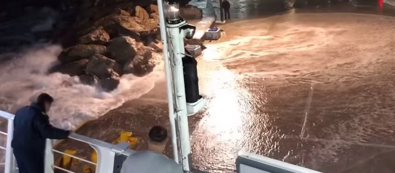Η στιγμή που το πλοίο «Άρτεμις» δένει στο λιμάνι της Σίκινου κάτω από εξαιρετικά αντίξοες συνθήκες (βίντεο)