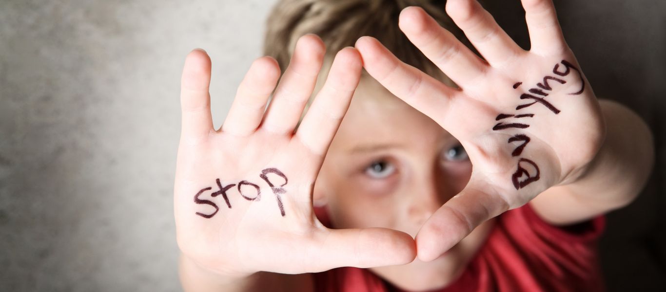 Άγριες εικόνες: Bullying σε 13χρονο μαθητή στο Αγρίνιο – Ανέβασαν βίντεο με τον ξυλοδαρμό του στο TikTok (βίντεο)