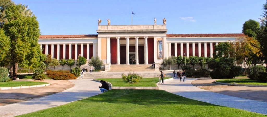 Γονείς εγκατέλειψαν το 2χρονο παιδί τους έξω απο το Αρχαιολογικό Μουσείο