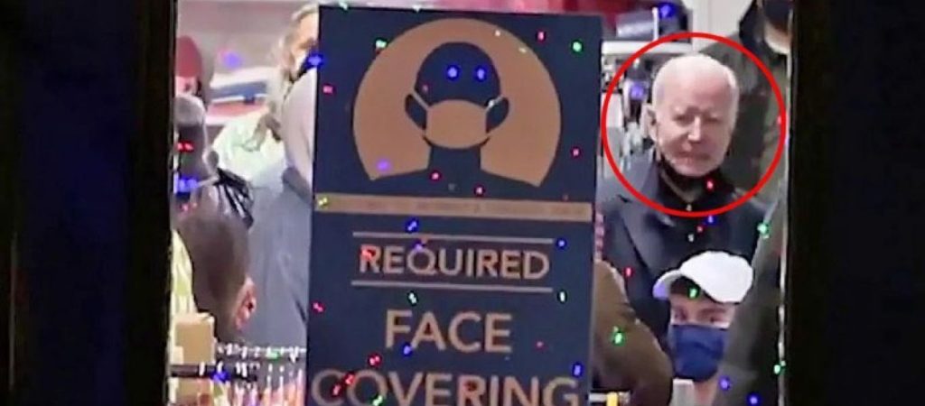 Κοροϊδία: Έτσι «φοβάται» τον «φονικό» ιό ο Τ.Μπάιντεν; – Ψωνίζει σε μαγαζί με τη μάσκα στο πιγούνι (βίντεο)