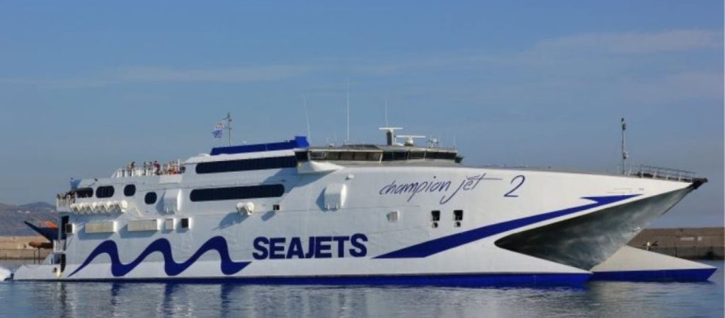 Η στιγμή που το «Champion Jet 2» αποχαιρετά τη Σύρο με μια «πιρουέτα» 360 μοιρών (βίντεο)