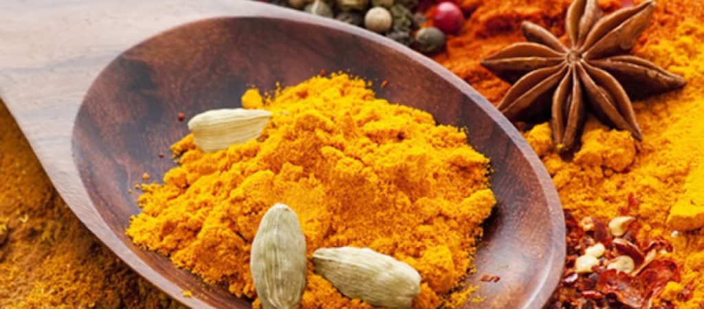 Κανέλα, κουρκούμη, τζίντζερ, σκόρδο και πιπέρι καγέν: Τα «μαγικά» οφέλη τους για την υγεία μας