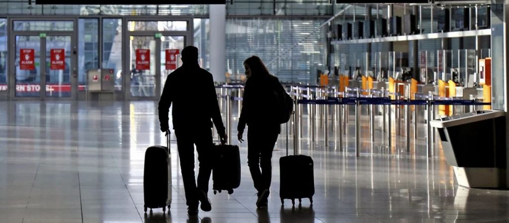 «Χαστούκι» από τον Έλληνα πρόξενο στην Μποτσουάνα σε «ειδικούς»: «Εμβολιασμένοι έφεραν την μετάλλαξη» – Δείτε τι έλεγαν