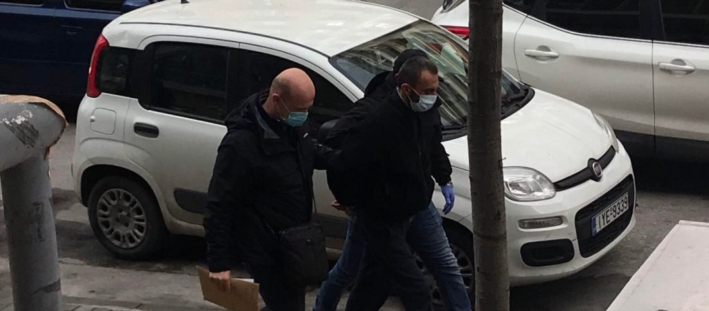 Θεσσαλονίκη: Στον εισαγγελέα ο 49χρονος συζυγοκτόνος – Έφτασε στα δικαστήρια με σκυμμένο το κεφάλι (βίντεο)