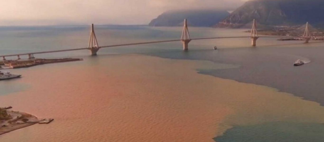 Εντυπωσιακές εικόνες από drone: Η στιγμή που η θάλασσα στο Ρίο αλλάζει χρώμα (βίντεο)