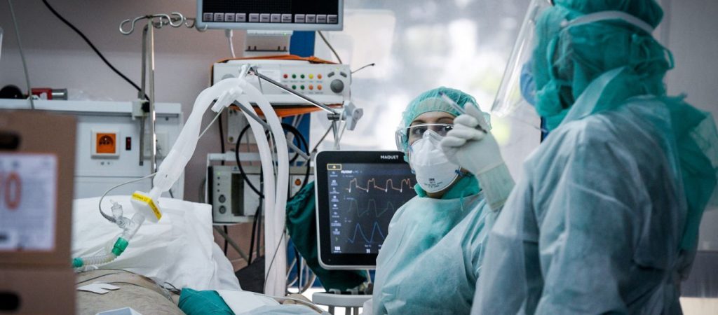 Εισαγγελική παρέμβαση για τις ομάδες πολιτών που φέρεται να εμποδίζουν διασωληνώσεις