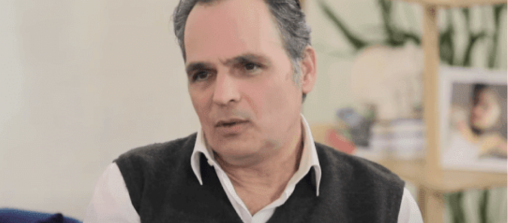 Σταμάτης Γαρδέλης για την παράσταση «Ρινόκερος»: «Το θέατρο που κατέβηκε το βρήκα μια ακρότητα»