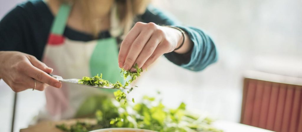 Τέσσερα λάθη που κάνουμε στο μαγείρεμα και «καταστρέφουμε» τη διατροφική αξία του γεύματος