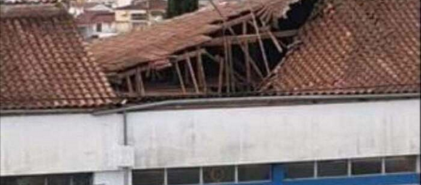 H κυβέρνηση κυνηγά τους πολίτες με εμβόλια και η Ελλάδα καταρρέει: Έπεσε οροφή σε νηπιαγωγείο στην Ελασσόνα! (φώτο)