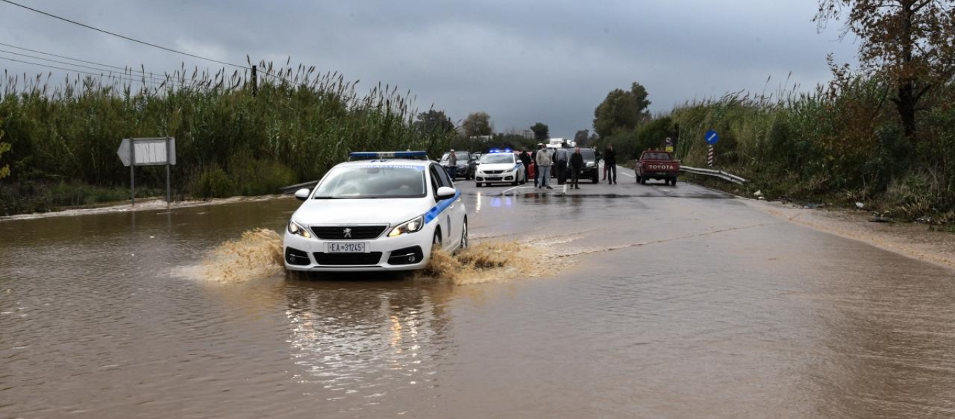 Εικόνες βιβλικής καταστροφής στην Ηλεία: Πλημμυρισμένοι δρόμοι και πεσμένα δέντρα (φώτο-βίντεο)