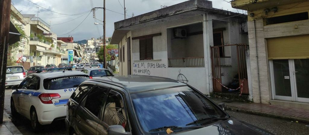 Ανατροπή στη μητροκτονία στο Αγρίνιο: Με τα χέρια σκότωσε τη μάνα του – Χωρίς τραύμα από μαχαίρι η σορός της 54χρονης