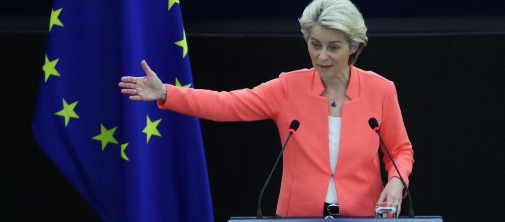 Η πρόεδρος της ΕΕ Φον Ντερ Λάιεν σε ρόλο dealer της Pfizer/BioNTech