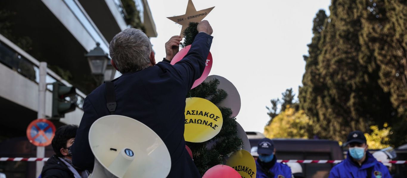 Υγειονομικοί στόλισαν χριστουγεννιάτικο δέντρο έξω από το Μαξίμου: Διαμαρτύρονται για τον υποχρεωτικό εμβολιασμό