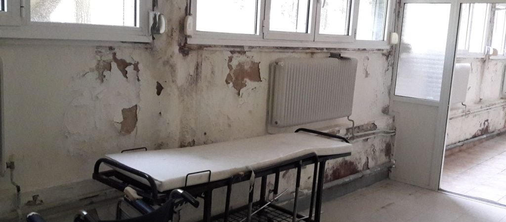 Μεταφέρουν ασθενείς με κορωνοϊό μέσα στην βροχή και στο κρύο – Να πως θωρακίζει η κυβέρνηση το ΕΣΥ