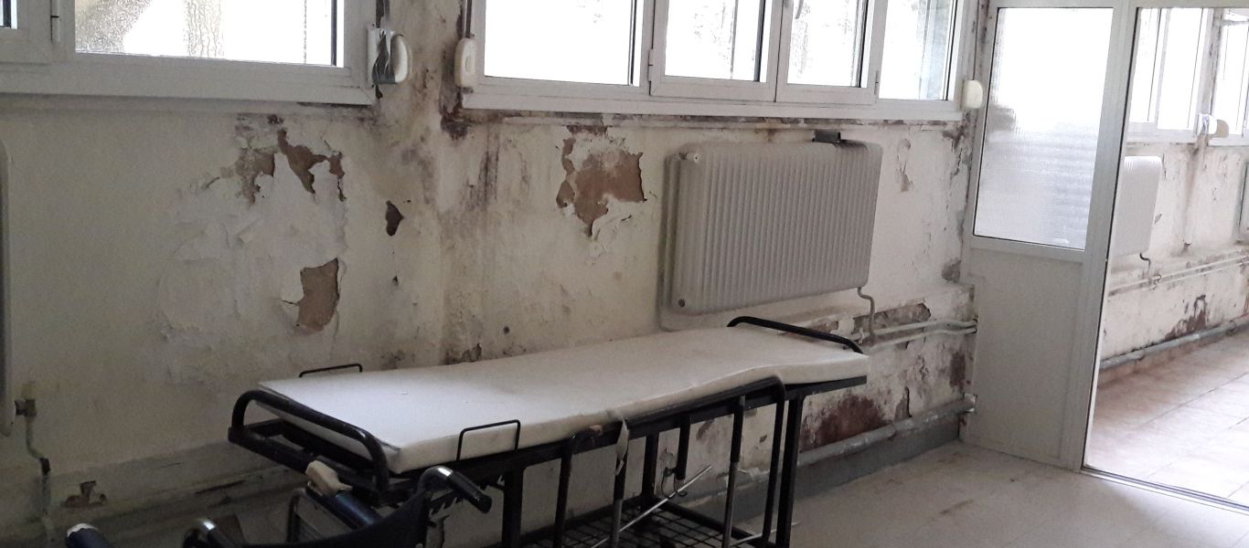 Μεταφέρουν ασθενείς με κορωνοϊό μέσα στην βροχή και στο κρύο – Να πως θωρακίζει η κυβέρνηση το ΕΣΥ
