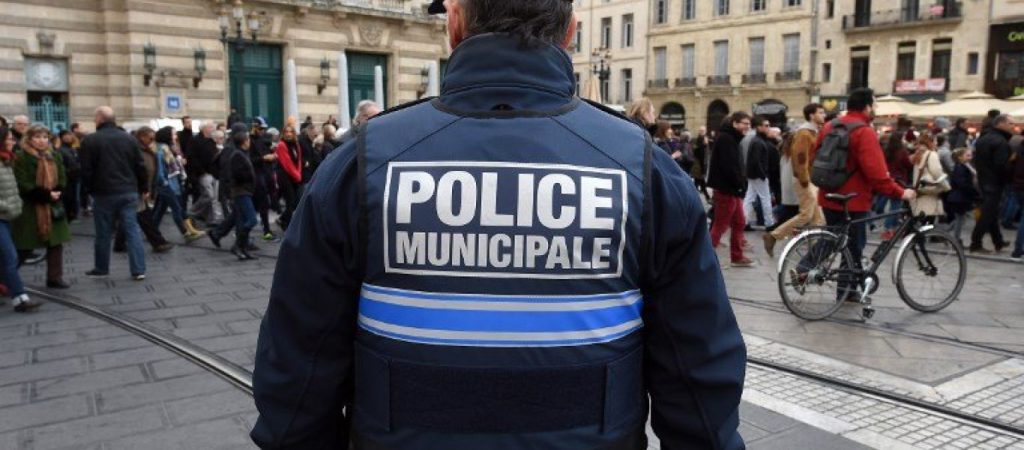 Άνδρας ντυμένος νίντζα ​​επιτέθηκε με σπαθί σε γυναίκες αστυνομικούς στη Γαλλία
