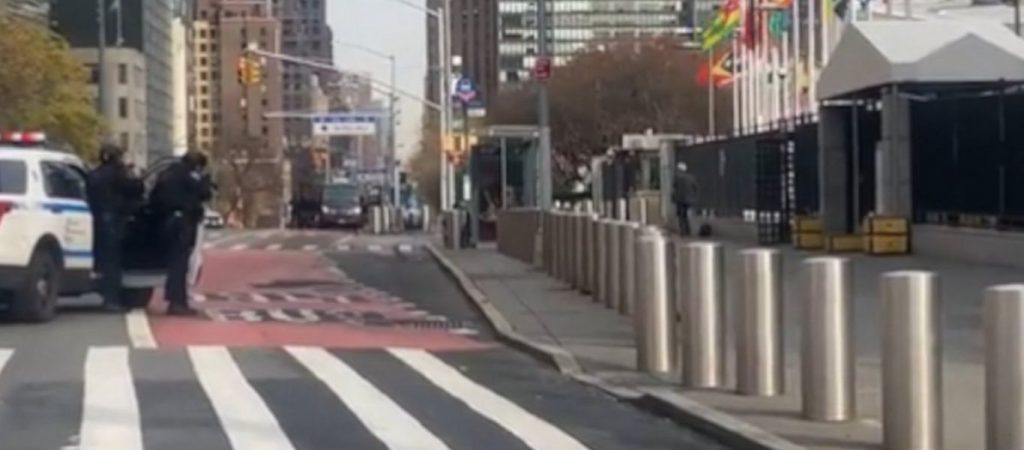 Νέα Υόρκη: Συναγερμός με ένοπλο άνδρα έξω από τα κεντρικά του ΟΗΕ (Βίντεο)