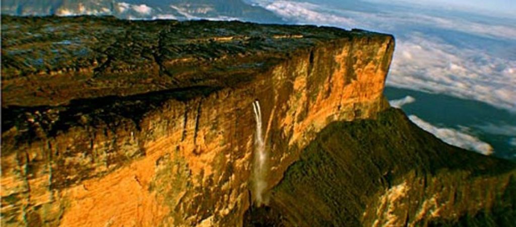 Παράξενο θέαμα: Το βουνό που δεν έχει κορυφή! (φωτο)