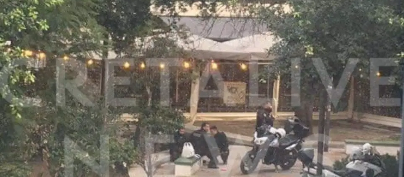 Κρήτη: Αστυνομικοί της ΔΙ.ΑΣ βρήκαν μέσα σε χαρτόκουτα ένα κοριτσάκι σε πλατεία του Ηρακλείου