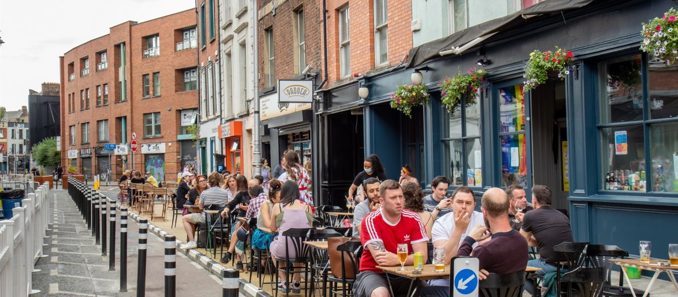 Ιρλανδία: «Λουκέτο» στα νυχτερινά κέντρα- Νέοι περιορισμοί στα μπαρ και στις επισκέψεις στα σπίτια