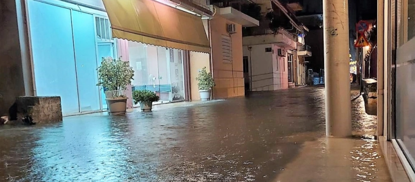 Μεσολόγγι: Η έντονη βροχόπτωση μετέτρεψε δρόμους σε «ποτάμια» (βίντεο)