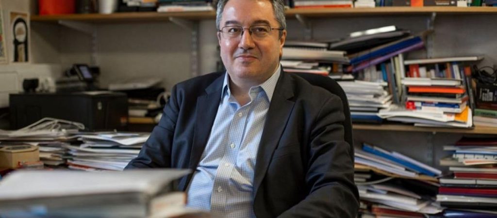 Ο Η. Μόσιαλος ισχυρίζεται ότι έπεισε οδηγό ταξί να εμβολιαστεί