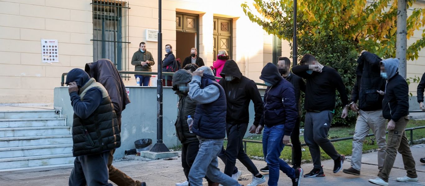 Προφυλακίστηκαν έξι για το κύκλωμα παράνομων ελληνοποιήσεων