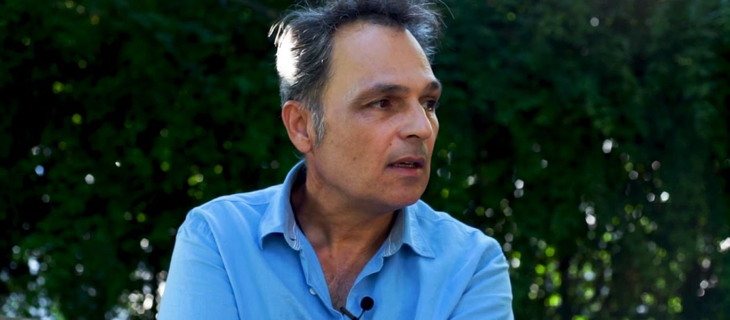 Έκανε πρεμιέρα η Φάρμα – Ο Σταμάτης Γαρδέλης έβαλε γαλότσες και έγινε αγρότης (βίντεο)