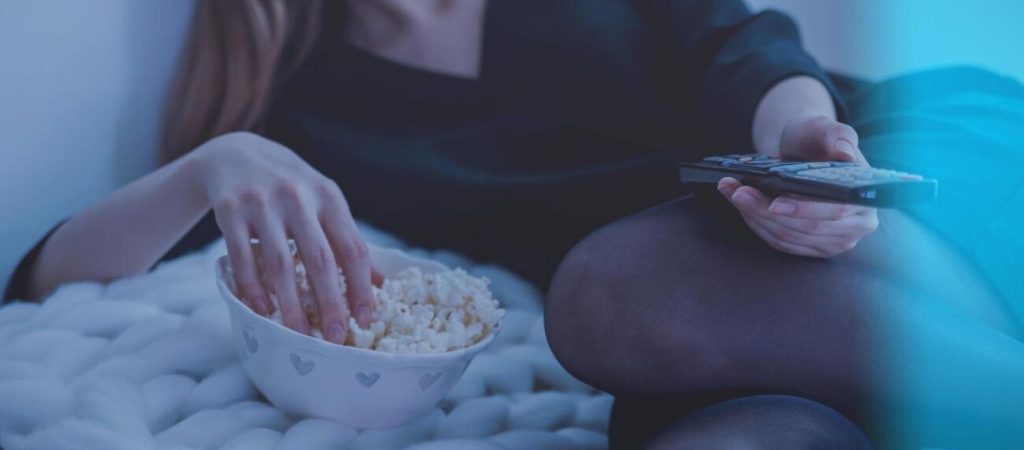 Φαγητό μπροστά στην τηλεόραση – Γιατί πρέπει να αποχωριστούμε αυτή την «αθώα» συνήθεια