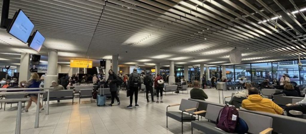 Ολλανδία: Θετικοί στην μετάλλαξη Όμικρον 18 επιβάτες από τη Νότια Αφρική