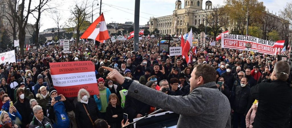 Οργή και αγανάκτηση: Στους δρόμους χιλιάδες διαδηλωτές στις ευρωπαϊκές πόλεις για τα μέτρα COVID (βίντεο)