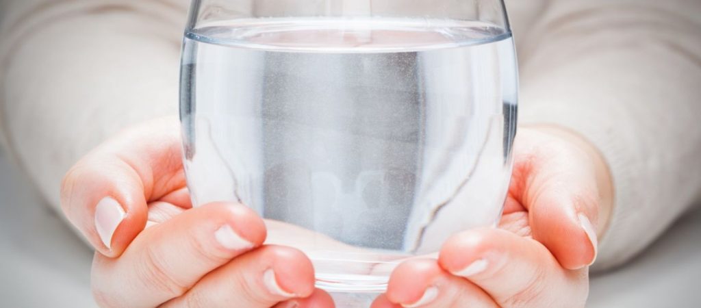 Αυτές είναι οι ώρες της μέρας που δεν πρέπει να πίνεις ποτέ νερό