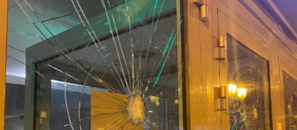 Επίθεση κουκουλοφόρων με βαριοπούλες και μπογιές σε τράπεζα στο κέντρο της Θεσσαλονίκης