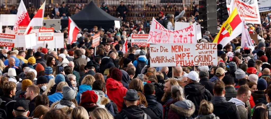 Ξέφυγε η κατάσταση στην Αυστρία:  200 ευρώ το μήνα πρόστιμο σε όσους αρνούνται την «προστασία» του εμβολίου