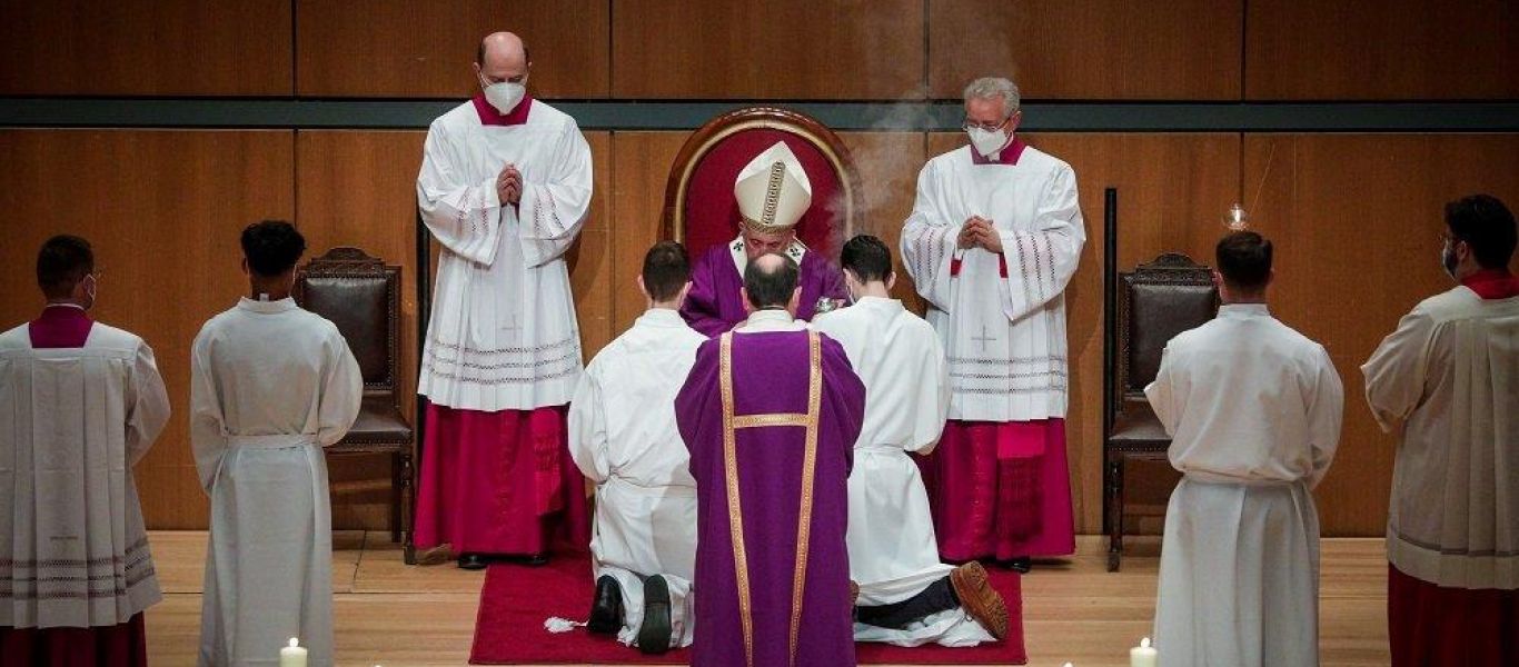 Θεία Λειτουργία στο Μέγαρο Μουσικής τέλεσε ο Πάπας Φραγκίσκος (φωτο)