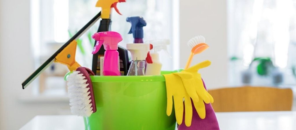 Τέσσερα μικρά λάθη καθαριότητας που μπορεί να κάνουν το σπίτι σου πιο βρώμικο