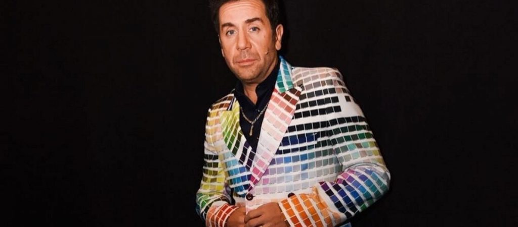 Ο Γιώργος Μαζωνάκης ανέβηκε με… γερανό για να κρεμάσει την αφίσα του (βίντεο)