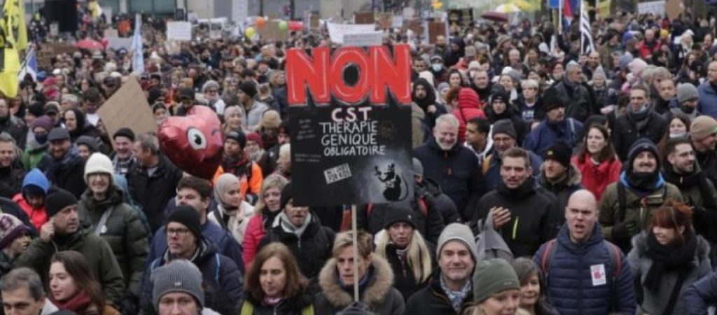 Βρυξέλλες: Στους δρόμους χιλιάδες πολίτες κατά των μέτρων – «Εμβόλια όχι ευχαριστώ» (βίντεο)