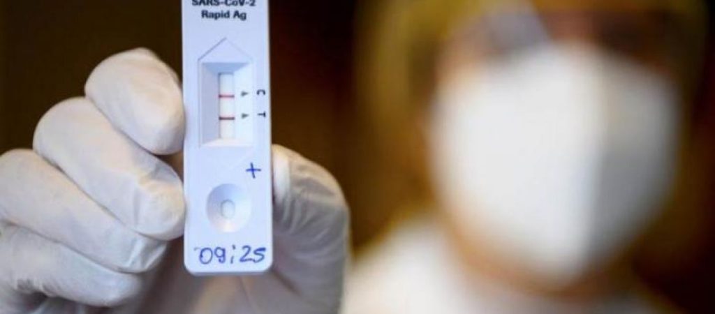 Self tests για όλους τους ενήλικες από αύριο και για μια εβδομάδα – Πώς θα δίνονται