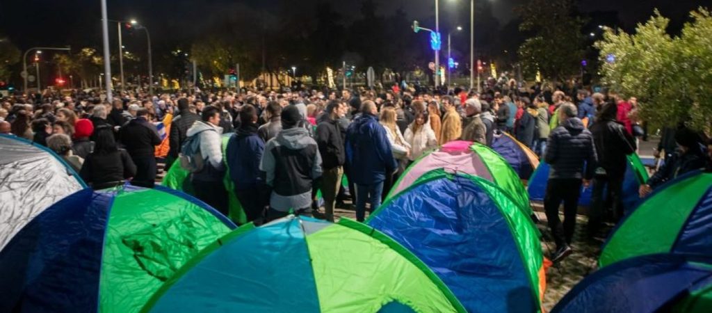 Θεσσαλονίκη: Με αντίσκηνα έξω το Δημαρχείο οι διαδηλωτές κατά των αναγκαστικών εμβολιασμών –  Θα διανυκτερεύσουν εκεί
