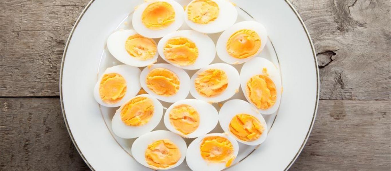 Δείτε τι πρέπει να κάνετε για να μην ραγίζει το αυγό στο βράσιμο