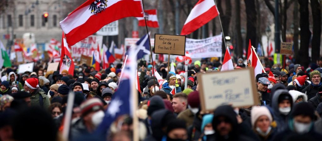 Πρωτοφανείς εικόνες στη Βιέννη: Εν μέσω λαϊκής κατακραυγής και αποδοκιμασιών ορκίστηκε ο νέος καγκελάριος (βίντεο)