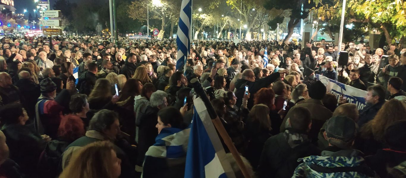 Ηχηρό μήνυμα από χιλιάδες Θεσσαλονικείς σε κυβέρνηση για τους εμβολιασμούς: Έμειναν όλη τη νύχτα έξω από το Δημαρχείο