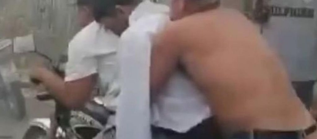 Απίστευτο: Σήκωσαν από το φέρετρο τον νεκρό φίλο τους για μια… τελευταία βόλτα (βίντεο)