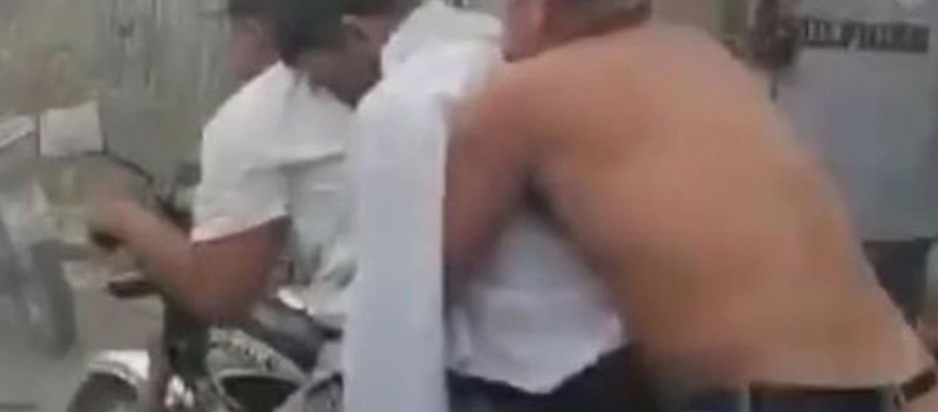 Απίστευτο: Σήκωσαν από το φέρετρο τον νεκρό φίλο τους για μια… τελευταία βόλτα (βίντεο)