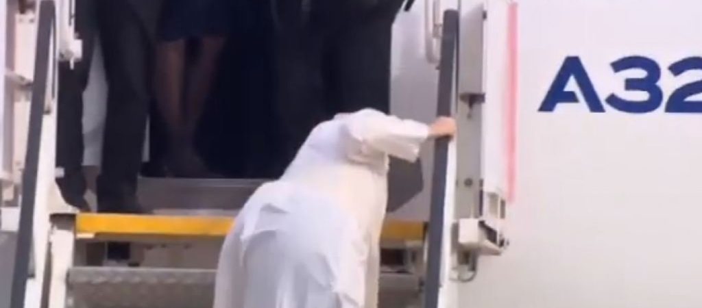 Με απρόοπτo η αποχώρηση του πάπα Φραγκίσκου από την Ελλάδα: Σκόνταψε πριν μπει στο αεροπλάνο (βίντεο)
